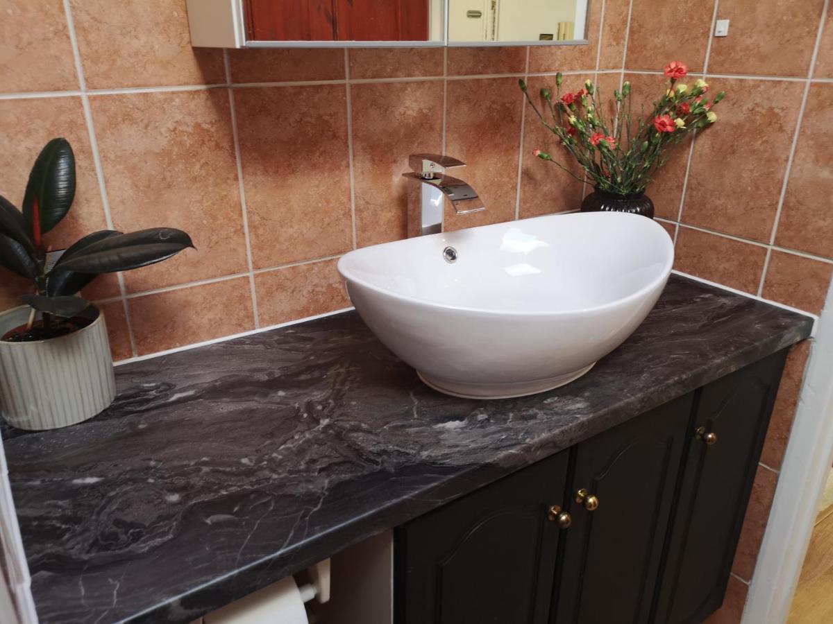 2 Bed Flat, Bounds Green, Piccadilly Line, London N11 Exterior photo